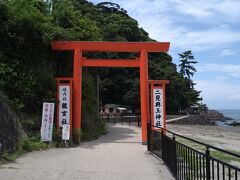 食べ終わって一人二見興玉神社の夫婦岩を見に行きます。私以外は車で待っているそうな。