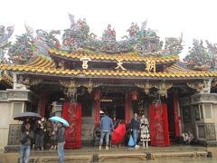 で、こちらが「北港朝天宮」
台湾で一番有名な「媽祖廟」です～

やった～来たぞ～♪

しかしながら、、相変わらずの凄い雨。。

とりあえず、、ご飯食べるか