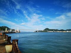 海に出て関門海峡。
橋の向こうは九州。