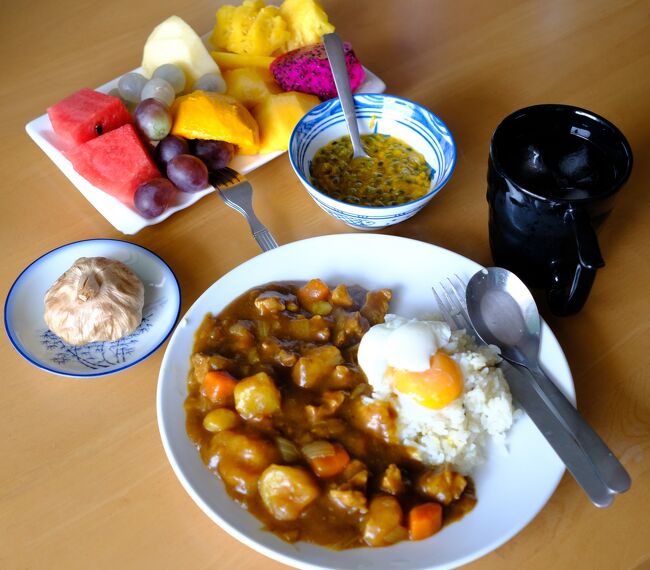 9月24日(土)　昼食<br />カレーライス　黒ニンニク　<br />果物】ケーオマンコーン赤　トオー　マンゴー　ぶどう　スイカ　ラムヤイ　リンゴ　パイナップル　パッションフルーツ　