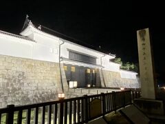 食事の後で少しお散歩を！
せっかく京都二条に来たのだから、“二条城”は観ておかねば。。
営業時間は16:00までなので外濠から眺めるだけ、それでもちゃんとライトアップされてたので良かったです。
