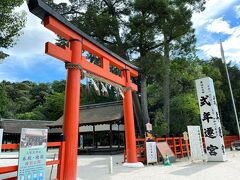 上賀茂神社までは、ホテルから自転車で約2,30分。近いかとタカをくくっていたら、ママチャリでの移動は思った以上に大変だった。暑くて日焼けはするし、グリップを握りすぎて指の皮がむけるしで、上賀茂神社に着いたときには汗だく＆ぐったり。幸いにも、上賀茂神社の近くに専用ポートがあったので帰りはバスに決めて、自転車はここで返却。
京都市内の移動は、普通のママチャリでは無理なことが分かった次第。やはりバス最強。