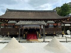 上賀茂神社の細殿と立て砂。円錐形になっていて、「清めのお砂」の始まりらしい。