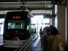 　富山駅で観光列車「一万三千尺物語」を降り、駅の真下の路面電車乗り場へ。岩瀬浜方面は１５分毎のきっかり発車なので、時刻表を見ずとも動けます。
　乗り場には乗客がズラリ。JRのローカル線を次世代型路面電車LRTに再生するという、前代未聞のプロジェクトから16年。すっかり日常に溶け込んだ姿が頼もしいです。
