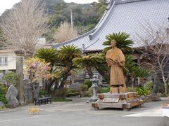 宝福寺は下田駅前から続く商店街「マイマイ通り」沿いにある浄土宗寺院です。1854年に下田奉行所が置かれた寺であり、唐人お吉の菩提寺でもあるなど、下田の歴史を語る上で欠かせないお寺です。
また、坂本龍馬が脱藩の罪を許された、勝海舟と第15代土佐藩主山内容堂の「謁見の間」もあり、本堂の前には見ごたえある龍馬の像もあります。下田の市街観光では是非立ち寄りたいお寺です。