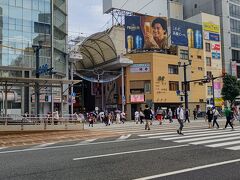 広島の三大商店街の、金座街、えびす通りと並ぶ通りが本通り商店街。3台商店街の中では群を抜いている規模。商店街の長さ、人の多さ全てにおいても抜きに出ている。買い物をしなくても歩いていても楽しめる商店街だ。