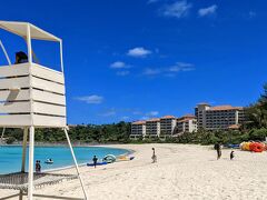 ひと仕事終えて、海沿いを北上します。
着いたのはブセナテラス前のビーチ。
穏やかなビーチでしばし休憩。
沖縄県の条例で沖縄ではプライベートビーチは認められないので、実はどこの高級ホテル前のビーチにも入れるそうです。