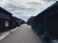 昨日歩いた朝の観光客のいない関宿を歩き、関駅へ徒歩約20分