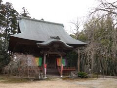 千葉市若葉区にある天台宗寺院の栄福寺は、かつては真言宗寺院であり、寛永2年に天台宗に改修したという歴史を持ちます。今回、ガイドブックを見て興味がわき足を運んでみました。実際に間近で見ると、煌びやかな本堂の美しさ、大きなしだれ柳の背後に鎮座する妙見地蔵堂の迫力は大変見ごたえがありました。是非、しだれ柳が満開になる時期に再訪してみたいと思える名刹でした。