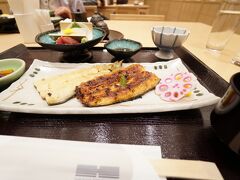 『うなぎ 松前』

宿のうなぎ屋さんで夕食です
身は少し薄めですが、うま味が濃く美味い

相盛り うなぎ御膳 〈特上〉一尾