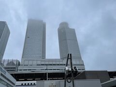 10時39分名古屋着。
台風15号が近づいているので普通に雨が降っていました。
リニアの工事中とかで、駅を出て少しだけ歩いてバスに乗ります。