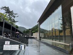 ホテルチェックイン前に昼食も兼ねて岡田美術館へ


早すぎる梅雨明け後の長雨にあたってしまった。

有名な足湯も諦めざるを得ない

駐車場にはスタッフが常駐して案内してくれた。
傘の用意もある様子

入館前から流石岡田美術館と感心する
