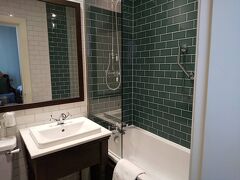ホテルに戻ります。
めでたくバスタブ付きの部屋に変更してもらえました。
全体にクラシックな仕様。水道の蛇口とトイレのレバーがレトロ。
部屋も少し広くなりました。良かった！

長い旅、また半分も旅程をこなしていないのに、かなりクタクタです。
お風呂に入って疲れをとるぞ！明日は、ウィスキー醸造所ツアーに出かけます。
