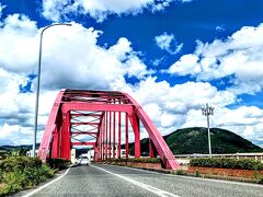 数十年ぶりの三次。祖母の故郷でもある。三次市は西城川、馬洗川、江の川の三つの河川が合流する場所が中心部となっている。そのうちこの巴橋は広島市民でも知っている三次の象徴的な橋だ。赤色の橋がとても印象に残る。