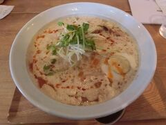 poppoteiの雪見ラーメン。
味噌ラーメンですが、クリーミーで味も食感も他にはない感じのおいしいラーメンでした。