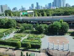 車窓からはイタリア公園､その向こうの首都高の奥には浜離宮庭園が見えます

コロナ禍初期のころにお散歩したあの場所
https://4travel.jp/travelogue/11639473
も､あれから早2年