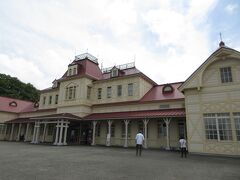 北海道開拓の村の入り口です。これは旧札幌停車場の出入口だそうです。明治から昭和初期にかけて建設された北海道各地の建造物を移築復元?再現した野外博物館です。