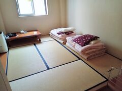 直江津での宿泊先は「ホテル　門前の湯」さんです。大浴場があるのと、その大浴場にサウナがあるのが目当てです。予約時は和室しか開いてなかったけど、それはそれでよかったかなと・・・。久しぶりのお布団、良かったです。