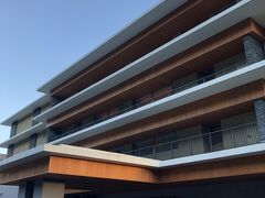 到着！
ゴルフコースみたいに、公道を曲がって私道みたいな道をどんどん登っていった先に大きな建物が建ってます(^_^)