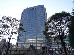 千葉市科学館の開館まで少し時間があったので、先ずは千葉県庁へ。澄んだ青空に映える高層タワーが印象的な、千葉県らしい見事な庁舎でした。