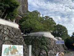 今から山岳地帯へ向かいます。
小豆島は88ヵ所の霊場があり、その一つに寄ってみました。
写真のように岩場にある山岳密教が特徴で、洞窟の中にある祭壇は神秘的です。