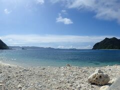 
阿嘉ビーチに着きました

島の東側に位置しているから、朝日が反射して海の青さはあんまり綺麗に見えません

それでもブルーのグラデーションは綺麗に見えるけど、透明度がちょっと悪いような？