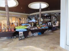 バニアンで体を休めて、毎日の日課となっているワイキキブラブラへ出かける。
インタマではファーマーズマーケットが開催されていた。
ここでのファーマーズマーケットは初めて見た。コロナの２～３年の間に移動したのか、キングスビレッジが無くなったからなのだろうか。