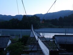 すでに日没しています。でもあと１カ所！！（と鉄っちゃん譲らず）

塩郷駅の近くにある吊り橋に来ました。
【恋金橋】という愛称でも呼ばれている正式な名前
【久野脇 /くのわき橋】です。
