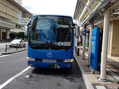 那覇バスターミナルからＡ地区ホテルリムジンバスに乗って、沖縄コンベンションセンターへ向かいます。
リムジンバスに乗ったのは、座席定員制で途中停車が少ないので、所要時間短くゆったり座れるからです。
