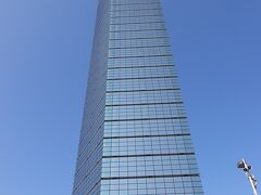 千葉ポートパークの最大の見どころが「千葉ポートタワー」です。1986年に竣工し高さは125メートルあります。青空を背景に美しい姿でした。
