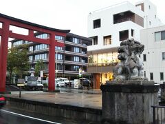 さて、鶴岡八幡宮に続く参道、「若宮大路」の近くまで歩いてきました。