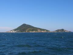 三島由紀夫の潮騒で有名な神島が見えてきました。
いつか行って(泊まって)みたいなぁ。