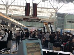 1日目
出発の約2時間前に羽田空港に着きました。
ANAのカウンターの前は行列が出来ていて焦りました。
世間は夏休みということを忘れてました。
久しく混雑した空港を見ていなかったので油断してました。
なかなか進まない列にヤキモキしながら1時間程並び、荷物を預けることができました。