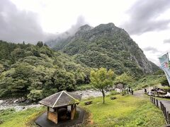 池から数キロでヒスイ峡に到着。