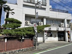 駅前にある『坂本屋』、11時半に到着
埼玉には浦和、川越などに鰻の名店が数多くあるが、自分的には埼玉鰻のNO.1はここ！