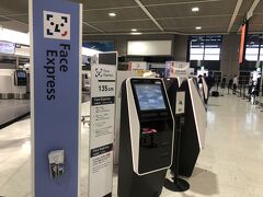 準備万端、成田空港出発ロビーには朝7時過ぎに到着です。
海外解禁後のシルバーウィークとあってチェックインカウンターは長蛇の列となっていました。
JGCカウンターも何組かの待ち状態ですが、自動チェックイン機は何故か使う人がほぼゼロです。
前日にWEBチェックインを済ませていたので、そのまま保安検査に進めるのですが、Face Expressの顔パス機能を試してみたかったので登録してみました。
すると後ろからJALの地上スタッフの方がやってきてワンヘルスパスの確認が行われました。
