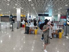 深圳宝安空港に到着。降り立つと一人も逃さんと言わんばかりのPCR検査責め。