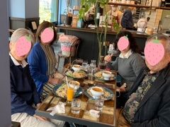 4月桜咲く頃、私が敬愛する４トラベラー唐辛子婆さん（左手前）のご尽力でオフ会を開き、東京小石川のタイ料理店で初めて、ひゅうひゅうさん、夏への扉さんとお知り合いになりました。

私が住む小豆島へ行きたいねという話題になりました。
勿論私は、ぜひいっらしゃいましと儀礼的返礼を述べました。
そうすると一ヶ月もしないうちに、小豆島へ行くーっと連絡が来ました。
私と違って、女性の決断の早いことに驚くばかりでした。
