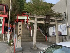 阿波おどり会館の隣りに建つ徳島眉山天神社でお参り。顔なじみのお年寄りのたまり場の感じでした。