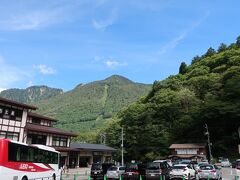 アルプス街道平湯という場所でも停車しました。
ここは高山市奥飛騨温泉郷に位置し、飛騨高山はもちろん、上高地、乗鞍、新穂高ロープウェイ、松本など人気観光地を結ぶ路線バスの発着所となっています。
朝の出発が早かったので、持参したパンなどをサービスエリアに降りる度にちょこちょこと食べていました。