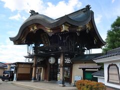 飛騨高山に到着です。
高山別院照蓮寺というお寺の駐車場でバスを降り、そこから約90分の自由散策時間です。