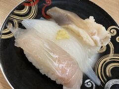 2日目のお昼はお寿司のトリトン北8条光星店へ。
http://toriton-kita1.jp/
札幌駅から徒歩15分ちょい。結構遠い。
13時過ぎに行って待ち時間50分ほど。
目の前のご当地スーパー等で時間潰したらあっという間でした。
オススメ3種盛り。
ヒラメ、ヤリイカ？ホッキガイだったかな？
腹減り過ぎて一瞬で食べ尽くしました。