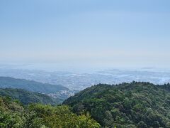 展望台からは、大阪湾～神戸市街までを一望。とても雄大な眺めに思わず息をのみました。ここは六甲山の夜景スポットとしても知られ、日本夜景遺産にも選定されているそうです。