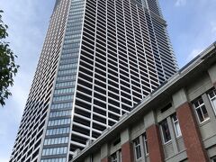 食事の後は「ザ・タワー横浜北仲」の46階へ。
北仲は、横浜市役所のビルから「みなと大通り」を隔てた場所にあります。

ここに無料の展望台があると、イトコのY姉さんから聞いていましたが、来るのは初めて。