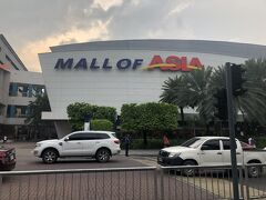 運賃は本当に無料なのか半信半疑で、
一応小銭を用意してましたが本当に無料でした。

バスを無料にすると並行して走るジプニーの客足に影響しないのかと心配にもなります。
