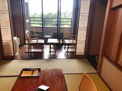共立リゾート「湯宿季の庭」は草津温泉にあります。
軽井沢から無料送迎バス（要予約）があるので便利です。

湯宿季の庭は全室露天風呂付きで、木の葉と大浴場、貸し切り露天風呂を共有しています。

今回泊まったお部屋は和室７．５畳＋和室ツイン　露天風呂付。
