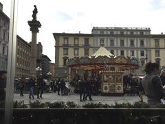 デパートなども見て回り、「Piazza della Repubblica(レブッブリカ広場)」へ辿り着きました。