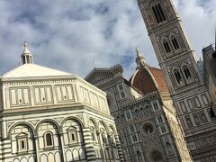 この日最初に訪れたのは、フィレンツェで最も有名な観光名所「Piazza del Duomo(ドゥオモ広場)」です。午前10時前に到着。