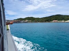 約15分ほどで阿嘉島到着。
ここは、エメラルドブルー色の海が本当にキレイ。