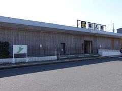 少し歩いたところに日豊本線の隼人駅があります。